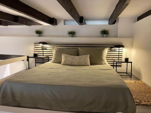 Stylish City-Center Apt 2 Bdrms