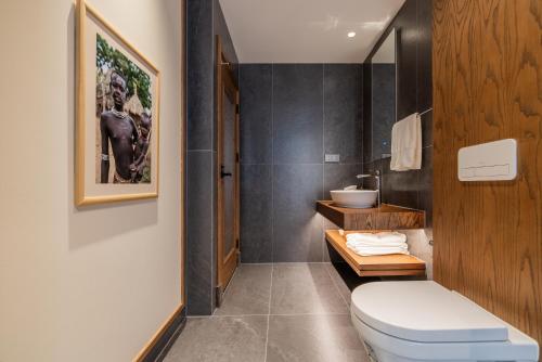 a bathroom with a toilet and a sink at Xishuangbanna Sadu Lanmei Resort Hotel in Jinghong