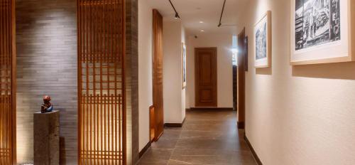 a hallway with at Xishuangbanna Sadu Lanmei Resort Hotel in Jinghong