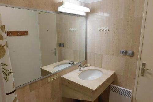 une salle de bain avec un lavabo et un grand miroir dans l'établissement La Marina - T2 Apartment, à Villeneuve-Loubet