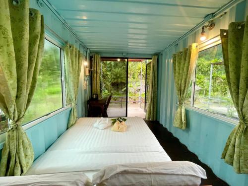 Ένα ή περισσότερα κρεβάτια σε δωμάτιο στο The Camper Lodge Khao Sok