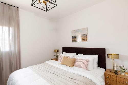 Postel nebo postele na pokoji v ubytování The J Luxury Apartments - By Localz Group