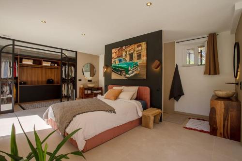 - une chambre avec un lit et une peinture d'une voiture dans l'établissement Villa 4 étoiles, 300m2, 700 m plage, 5 min du centre, à Saint-Raphaël
