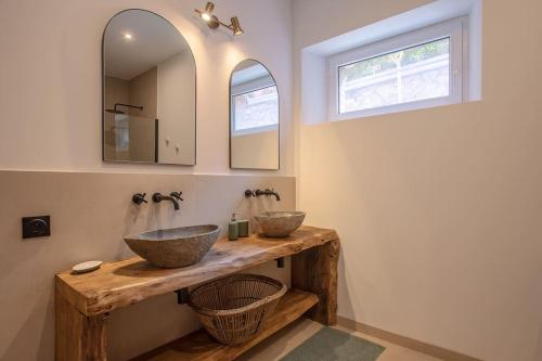 une salle de bain avec deux lavabos et un miroir dans l'établissement Villa 4 étoiles, 300m2, 700 m plage, 5 min du centre, à Saint-Raphaël