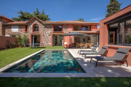 une maison avec une piscine dans la cour dans l'établissement Villa 4 étoiles, 300m2, 700 m plage, 5 min du centre, à Saint-Raphaël