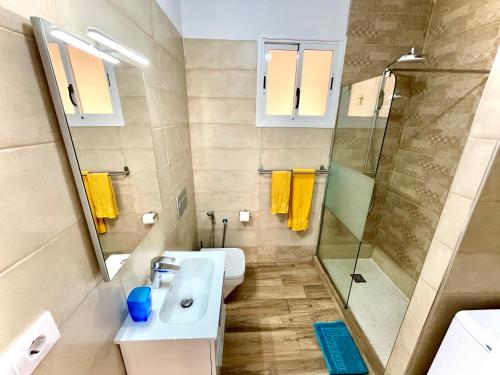 ein Badezimmer mit Waschbecken und Dusche in der Unterkunft Tenerife Mareverde House in Adeje