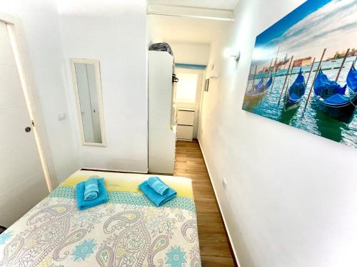 ein Zimmer mit einem Bett mit blauen Hausschuhen darauf in der Unterkunft Tenerife Mareverde House in Adeje