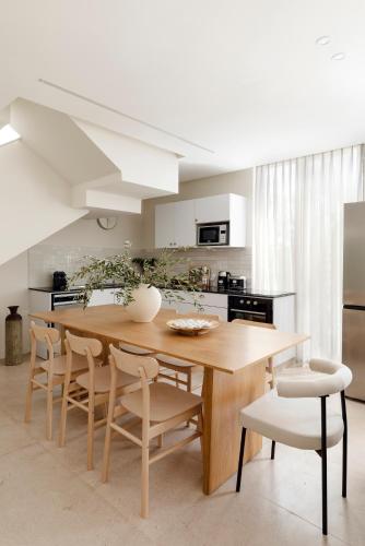 Kuchyň nebo kuchyňský kout v ubytování The J Luxury Apartments - By Localz Group