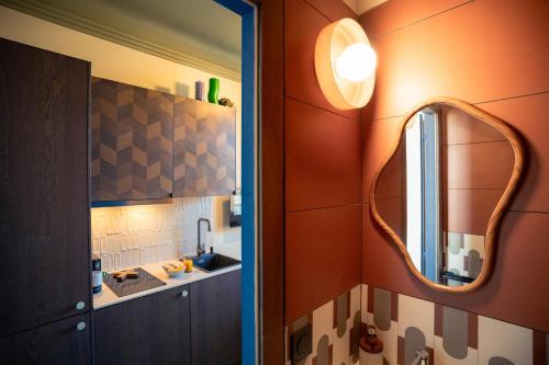 une salle de bain avec un lavabo et un miroir au mur dans l'établissement La Chambre 608 - studio cosy centre ville proche port embarcadère, à Toulon