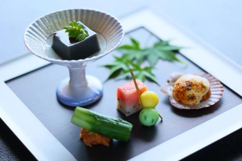 旅館の敷地内または近くでの食事または食べ物