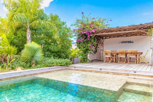 une villa avec une piscine, une table et des chaises dans l'établissement Villa Mara, à Lecci