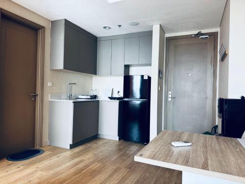 Η κουζίνα ή μικρή κουζίνα στο Tang Gold Coast PIK Sea View Apartment
