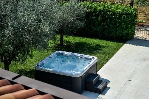 a hot tub sitting on top of a yard at Villa Dolce Vita in Međugorje