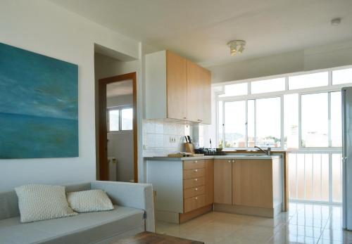 Light-filled apartment with sea views