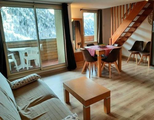 Isola 2000 duplex 7P vue pistes dernier etage