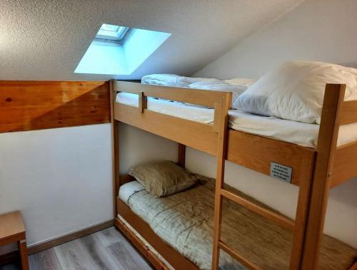 quelques lits superposés dans une chambre dans l'établissement Isola 2000 duplex 7P vue pistes dernier etage, à Isola 2000