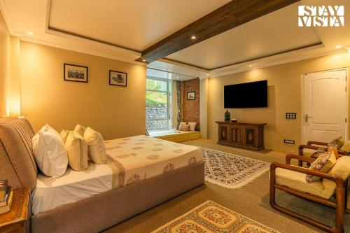 Μια τηλεόραση ή/και κέντρο ψυχαγωγίας στο StayVista at Aaram Gah with Lawn, Bonfire, BBQ