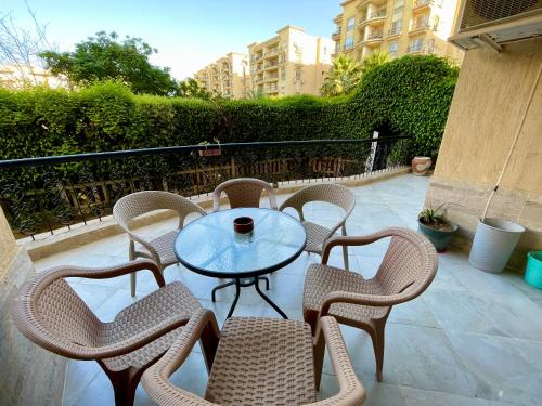 2BR Apartment with Private Garden in Downtown Rehab Near Malls