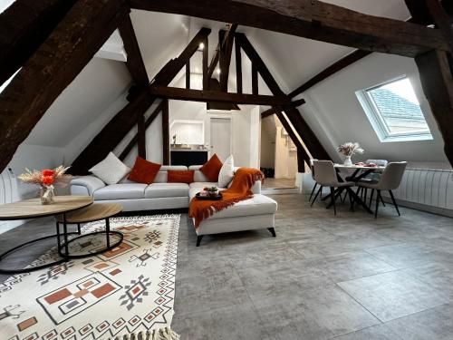 un salon avec un canapé et une table dans l'établissement Charme, poutres et élégance, à Chartres