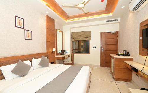 Postel nebo postele na pokoji v ubytování Hotel RR 62-Jaipur City Centre Hotel