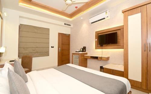 Postel nebo postele na pokoji v ubytování Hotel RR 62-Jaipur City Centre Hotel