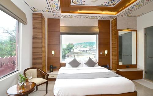 Postel nebo postele na pokoji v ubytování Hotel RR 62-Jaipur City Centre Hotel