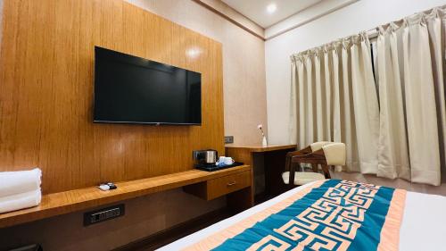 TV a/nebo společenská místnost v ubytování Hotel Aashraya