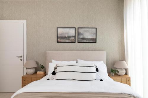 Postel nebo postele na pokoji v ubytování The J Luxury Apartments - By Localz Group