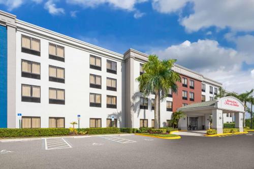 a rendering of the front of a hotel with a parking lot at Hampton Inn & Suites Boynton Beach in Boynton Beach