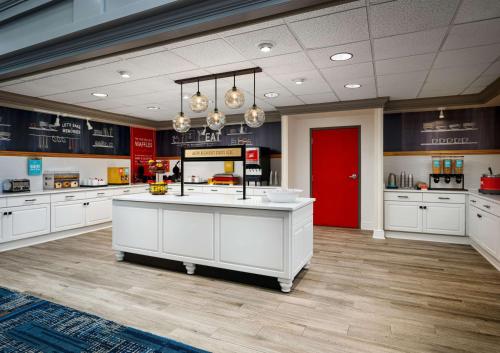 Η κουζίνα ή μικρή κουζίνα στο Hampton Inn & Suites Memphis East Germantown Area
