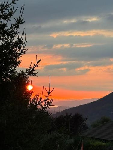a sunset with the sun setting in the distance at Wohnung in den Bergen - 1 Stunde von Zürich in Filzbach