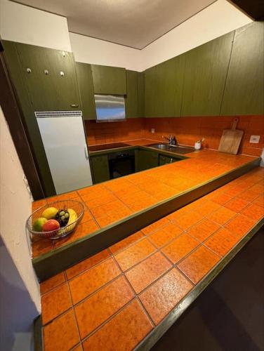 a kitchen with a bowl of fruit on a counter at Wohnung in den Bergen - 1 Stunde von Zürich in Filzbach
