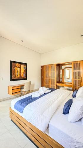 a large bedroom with a large bed in it at Villa Tegal lovina in Buleleng