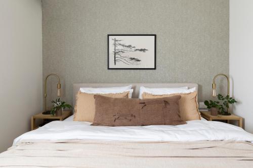Postel nebo postele na pokoji v ubytování The J Luxury Apartments - By Localz Group