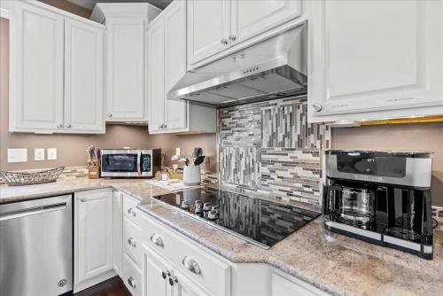 Dapur atau dapur kecil di Moose Meadow home