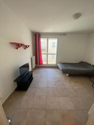 Cette grande chambre comprend un lit et une fenêtre. dans l'établissement Charmant Studio au Cœur de Paris Cosy Studio Paris, à Paris