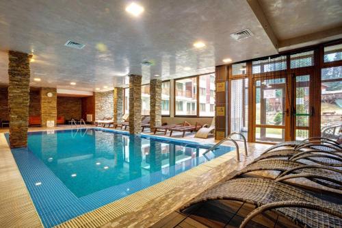 Bazén v ubytování Sunrise Apartment Pamporovo nebo v jeho okolí