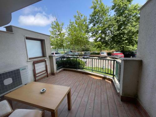 Μπαλκόνι ή βεράντα στο Private apartments Ravda-Emerald