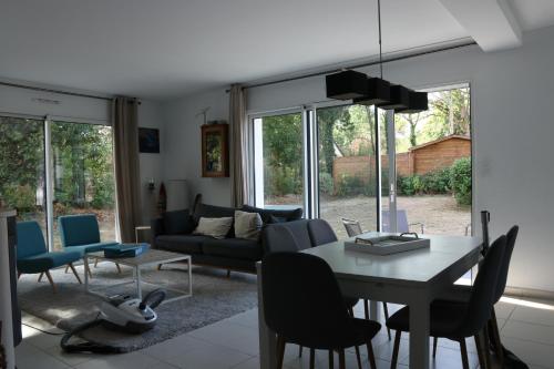 un salon avec une table et un canapé dans l'établissement La maison de Qui miac, à Quimiac