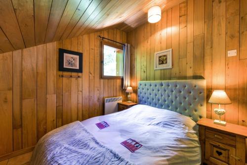 - une chambre avec un lit à tête bleue dans l'établissement Chalet Puy-Saint-Pierre avec vue, à Puy-Saint-Pierre