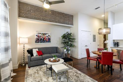 ein Wohnzimmer mit Couch und Tisch in der Unterkunft Modern Condos - Near main NOLA attractions in New Orleans