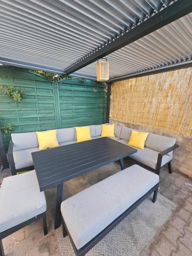 une table de pique-nique et deux bancs sur une terrasse dans l'établissement Frontignan petite maison coquette 30 m2 à 100 m de la plage, à Frontignan