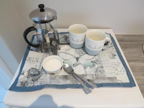 Tetera y cafetera en Easy Five Guest House