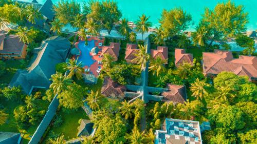 een luchtfoto van een resort met palmbomen bij Mnarani Beach Cottages in Nungwi