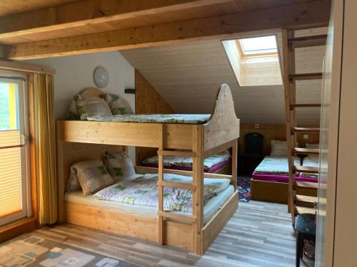 Postel nebo postele na pokoji v ubytování Klewenalp Ausflugs-Ski-Pistenhotel Klewenstock