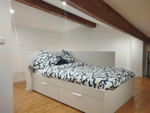 une chambre avec un lit avec des oreillers bleus et blancs dans l'établissement Maison vue sur l'eau avec jardin La Coulée Douce, à Saint-Pierre-de-Boeuf