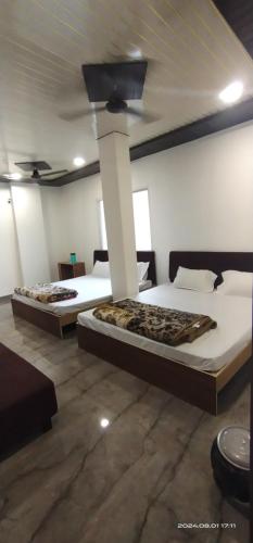 Postel nebo postele na pokoji v ubytování Hotel nandmani