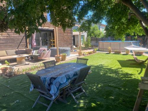 Zahrada ubytování Villa nichée dans un écrin de verdure