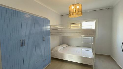 ein Schlafzimmer mit Etagenbetten und einem Kronleuchter in der Unterkunft Elite North coast Seaview resort in El-Alamein