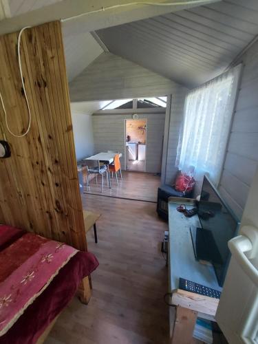 - une chambre avec un lit et une table dans l'établissement Hortillonnages Chalet entouré d'eau, à Camon